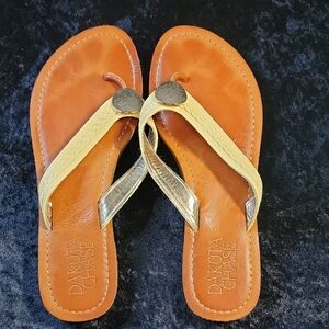 Dakota Chase size 7 Cream and Gold Leather Flat Women's Sandal